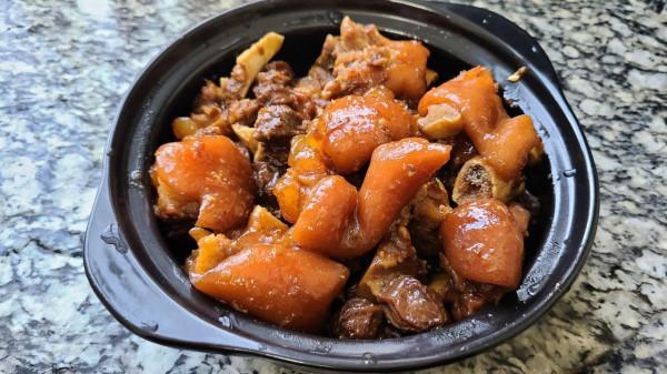 廣東老廚師教的話梅豬腳，出了名的一道菜，肉爛味濃真好吃