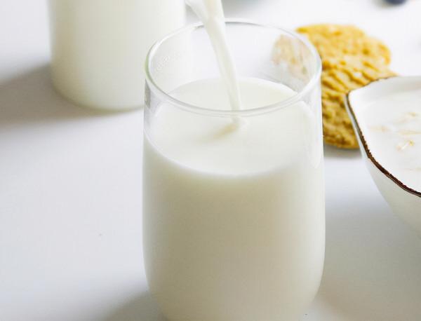 家有雙胞胎，一個天天喝牛奶，一個長期吃鈣片，1年後差距明顯