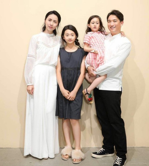 44歲孫莉穿露臍裝扭腰甩胯，被嘲壯實，高齡產婦生三胎身材恢復不易