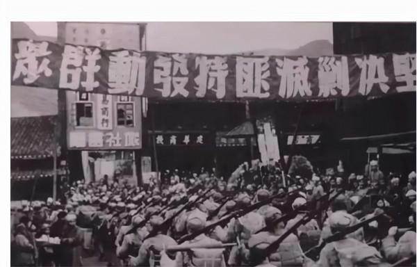 解放軍正在剿匪,一群村民扛著紅旗敲鑼打鼓出村,連長預感有異樣 解放軍正在剿匪,一群村民扛著紅旗敲鑼打鼓出村,連長預感有異樣