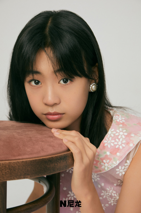 佟大為一家五口出遊，倆保姆伺候寶貝兒子，13歲女兒身高直追1米8