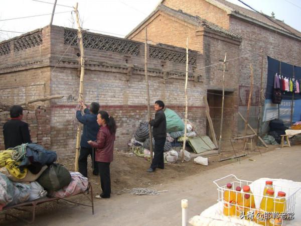 河北邯鄲農村過會,商販提前佈置攤位,簡單而質樸 河北邯鄲農村過會,商販提前佈置攤位,簡單而質樸