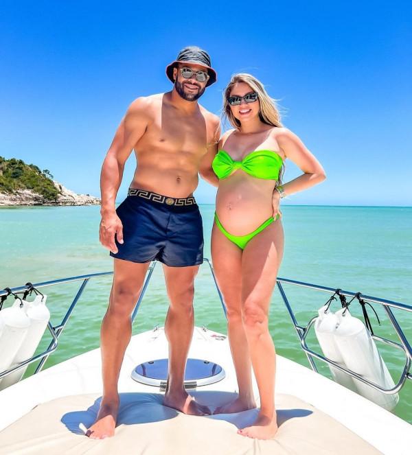 人生贏家胡爾克！巴甲冠軍在手，乘私人飛機度假，懷孕妻子恩愛