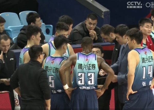 CBA排行：北京輸球排名差，黑馬7分險勝升第6，郭士強又贏了