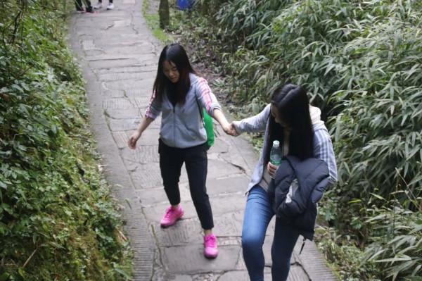 突破傳統登山杖設計!爬山累了用來按摩,還能當作凳子給手機充電 突破傳統登山杖設計!爬山累了用來按摩,還能當作凳子給手機充電