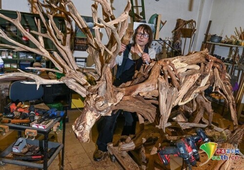 德國藝術家用樹根樹枝組合藝術品