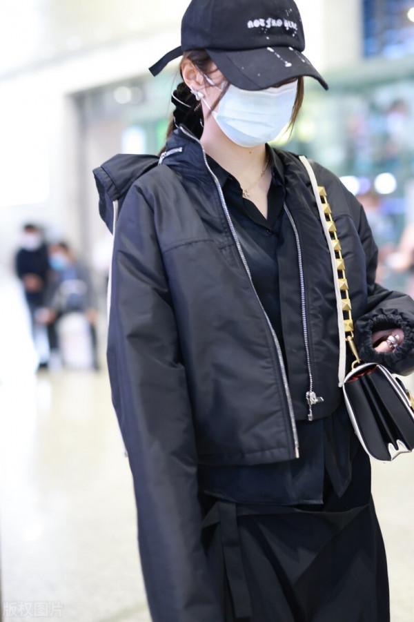 關曉彤、歐陽娜娜現身機場