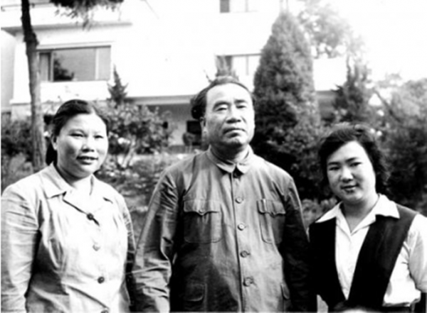 周總理病逝後,朱德含淚以軍禮相送,因太悲痛而無法參加追悼會 周總理病逝後,朱德含淚以軍禮相送,因太悲痛而無法參加追悼會