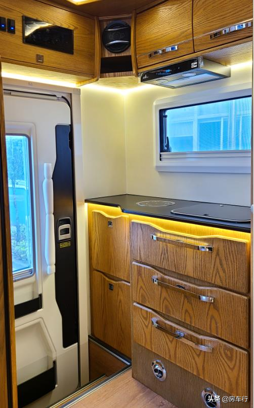 後開門+全實木內飾，盡享寬敞舒適，賽沸爾單拓展C型房車