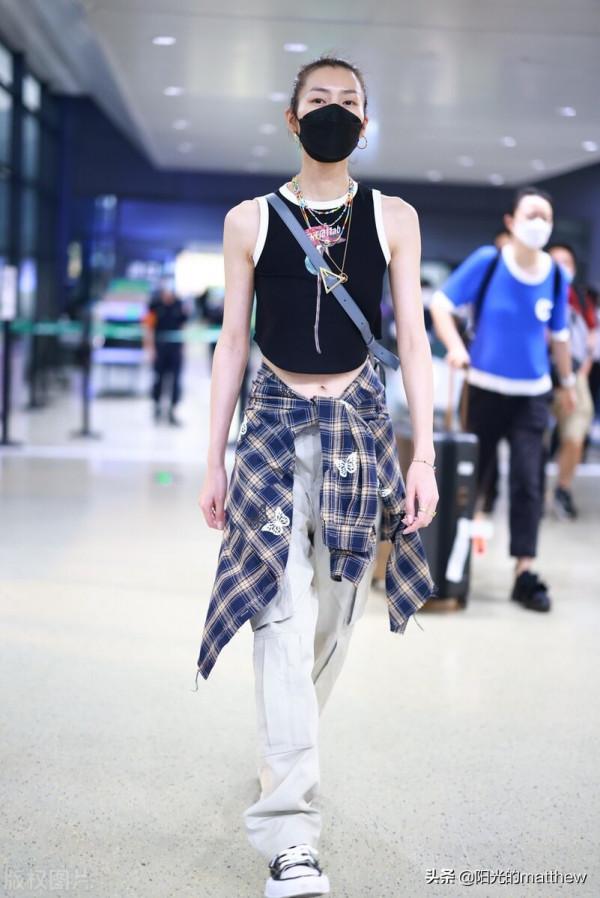 街拍：劉雯黑色背心+工裝褲+格紋襯衫+帆布鞋率性休閒