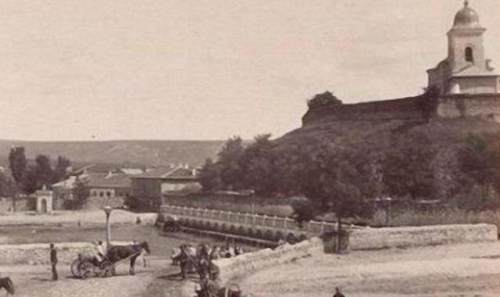 12歲少年被賣國外，娶白人美女，今後代800多人，形成“中國村”