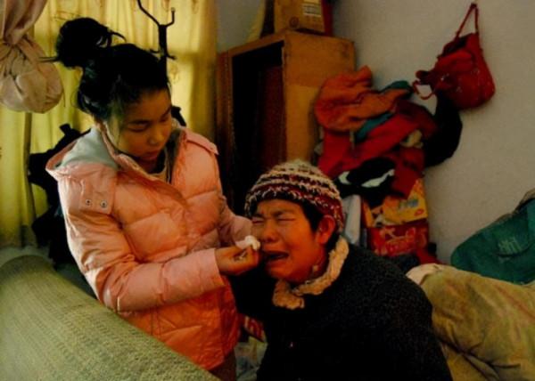 生恩大？養恩大？24歲女孩拒絕50萬，跟拉板車扛煤氣養父相依為命