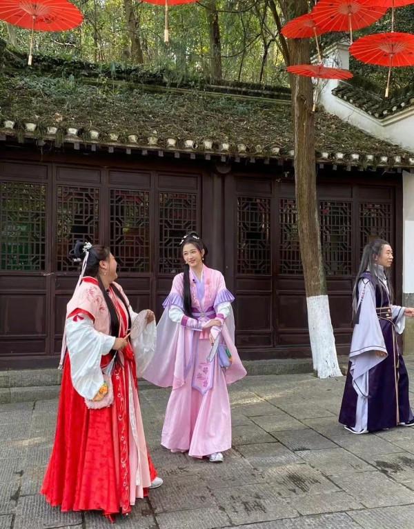 賈玲關曉彤cos大小喬，造型反差大，網友：像只給一個人開了濾鏡