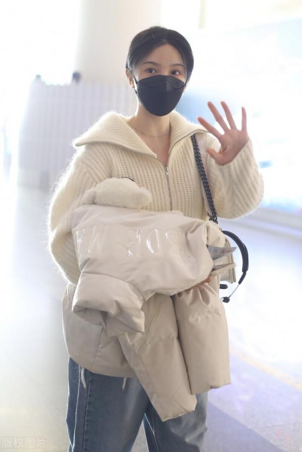 陳小紜穿奶白色拉鍊毛衣搭配牛仔褲，溫溫柔柔純欲氣質