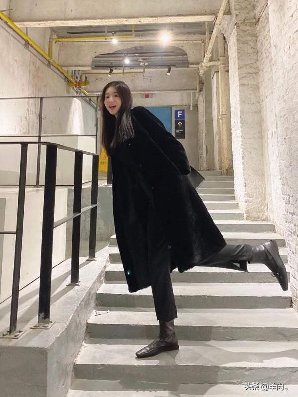 如果想活力、減齡、有少女感，最簡單的方法是嘗試中性風的單品