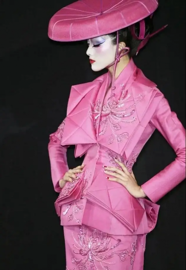 被迪奧開除後，他歸隱法國鄉間，改造後的老房子美得無藥可救