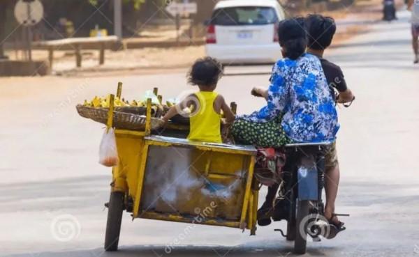 騎摩托車運鈔！柬埔寨人又開掛了