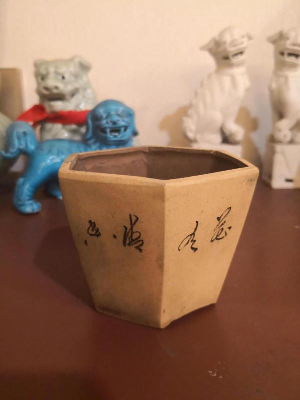 紫砂花盆賞析之五十九，七十年代六角菖蒲盆