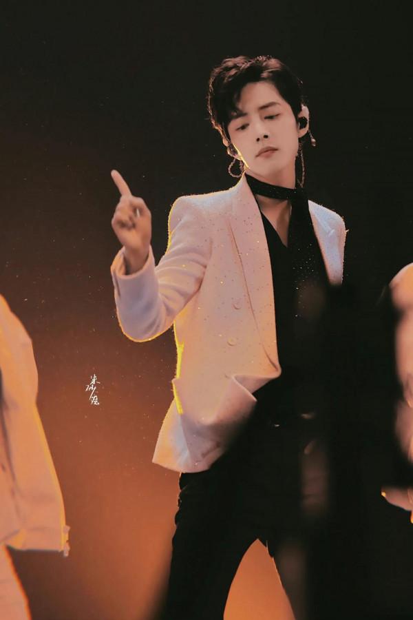 誰說內娛舞臺都不能看？王一博舞臺驚豔，張藝興鹿晗live超穩