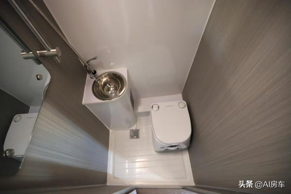 一車就能搞定吃、住、通勤？大通V90房車，4座1床，移動的公寓房