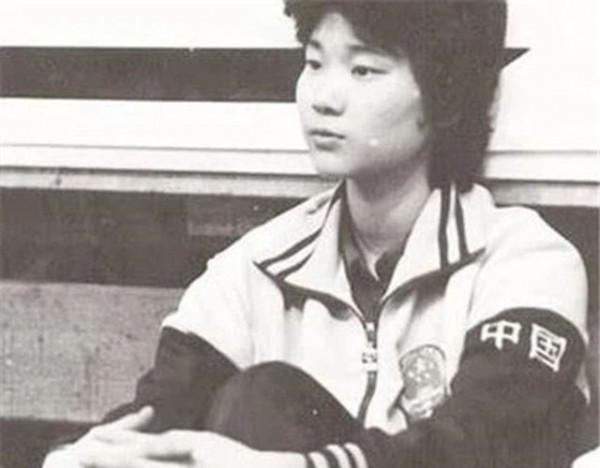 施之皓前妻曹燕華低調二婚,嫁1.93米帥氣老公,年近60看著像40歲 施之皓前妻曹燕華低調二婚,嫁1.93米帥氣老公,年近60看著像40歲