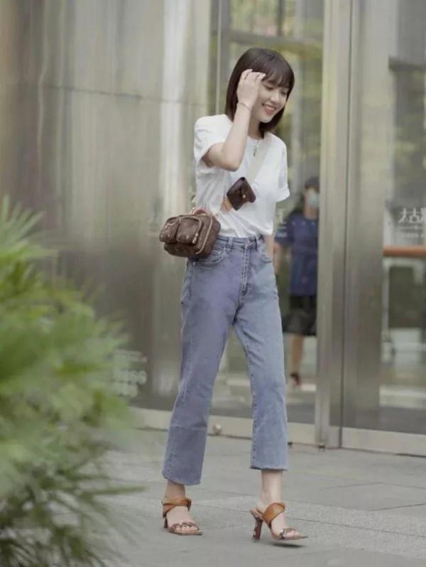 基礎款這麼穿更有氣質,淺綠色T恤配牛仔褲減齡時髦,青春感滿分 基礎款這麼穿更有氣質,淺綠色T恤配牛仔褲減齡時髦,青春感滿分