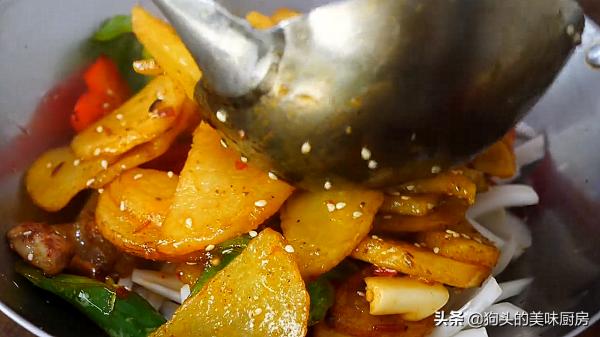 土豆這樣做太下飯了，鮮美入味，比肉還受歡迎，半鍋米飯不夠吃