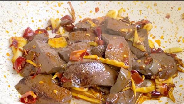 炒豬血時，切記不要直接下鍋炒，學會這樣做，豬血鮮香嫩滑無腥味