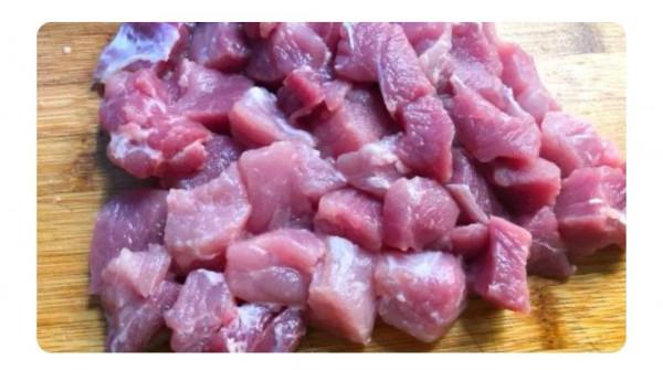 老外在中餐廳經常點的中國菜《菠蘿咕嚕肉》到底是怎麼做的呢？