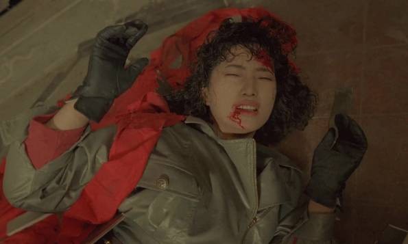 西協美智子：酷似山口百惠，靠肌肉和打戲走紅，63歲和兒子像姐弟