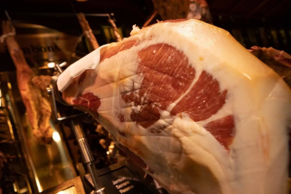 龍蝦烤肉堆成山，上百種甜點乳酪，這家法國自助餐廳能把人饞哭