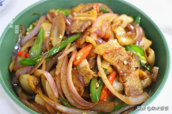 這道菜簡單又好吃，大火快炒，幾分鐘上桌，香辣開胃吃不夠