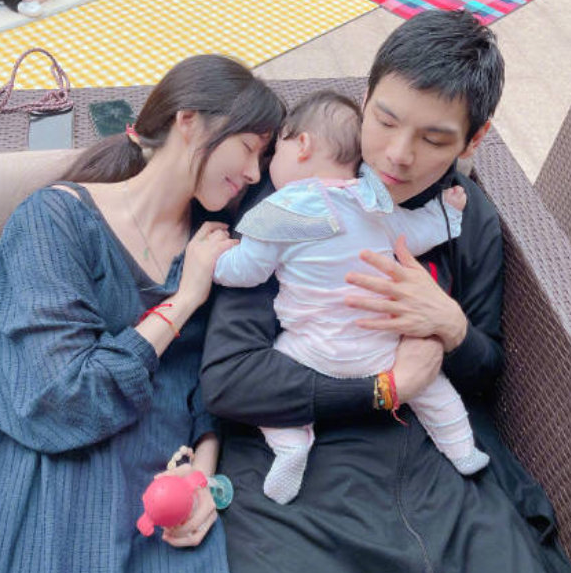 向佐陪妻女逛商場被拍,郭碧婷全程緊挨著老公,橫掃奢侈品心情好 向佐陪妻女逛商場被拍,郭碧婷全程緊挨著老公,橫掃奢侈品心情好