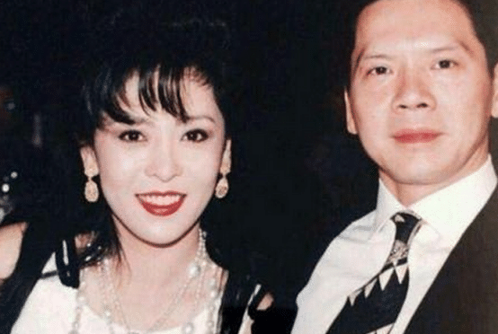 被忘記的";電影大亨";向華勝,向華強的強大後盾,收割4位絕世美人 被忘記的";電影大亨";向華勝,向華強的強大後盾,收割4位絕世美人