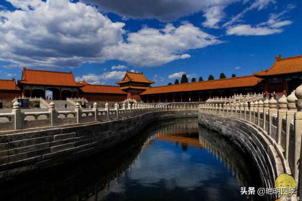 走故宮西路，先看那燦若星河的各代瓷器，彷彿踏入流淌的歷史長河