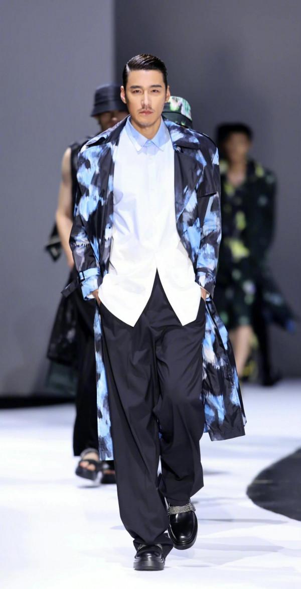 50歲胡兵走秀狀態佳,喜歡孩子卻始終未婚,公開表示遺憾錯過瞿穎 50歲胡兵走秀狀態佳,喜歡孩子卻始終未婚,公開表示遺憾錯過瞿穎