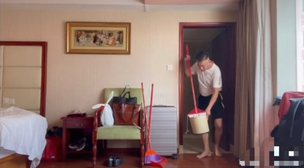 網曝萬梓良即將去世，本人反駁稱自己身體健康，曾眾人攙扶還摔跤