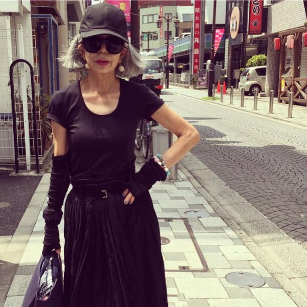 黑色憑什麼不老氣?看這個時尚界的寶藏奶奶就知道,太會穿了 黑色憑什麼不老氣?看這個時尚界的寶藏奶奶就知道,太會穿了