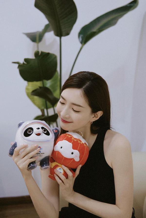 實現一墩一融!江疏影曬與冰墩墩雪容融合照 實現一墩一融!江疏影曬與冰墩墩雪容融合照