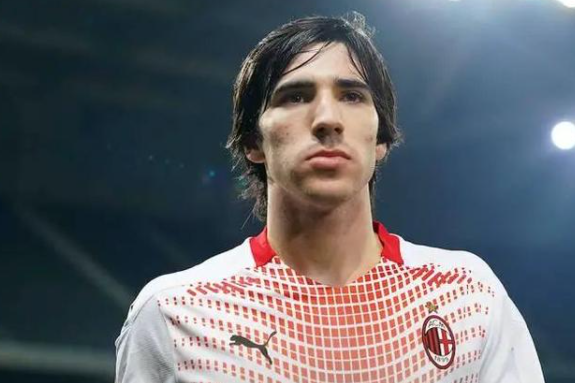 揭秘:米蘭VS尤文背後,是託納利和洛卡特利的戰爭,很顯然他贏了 揭秘:米蘭VS尤文背後,是託納利和洛卡特利的戰爭,很顯然他贏了