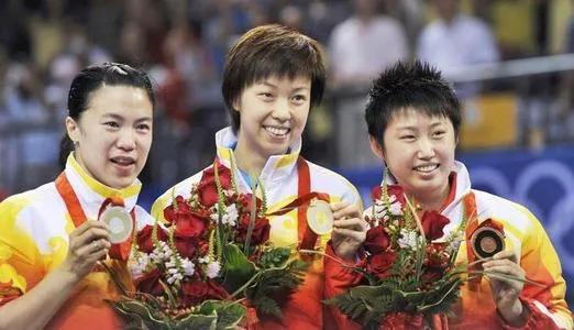 王楠的故事：世乒賽三連冠第一人，曾患癌症，大八歲老公不離不棄