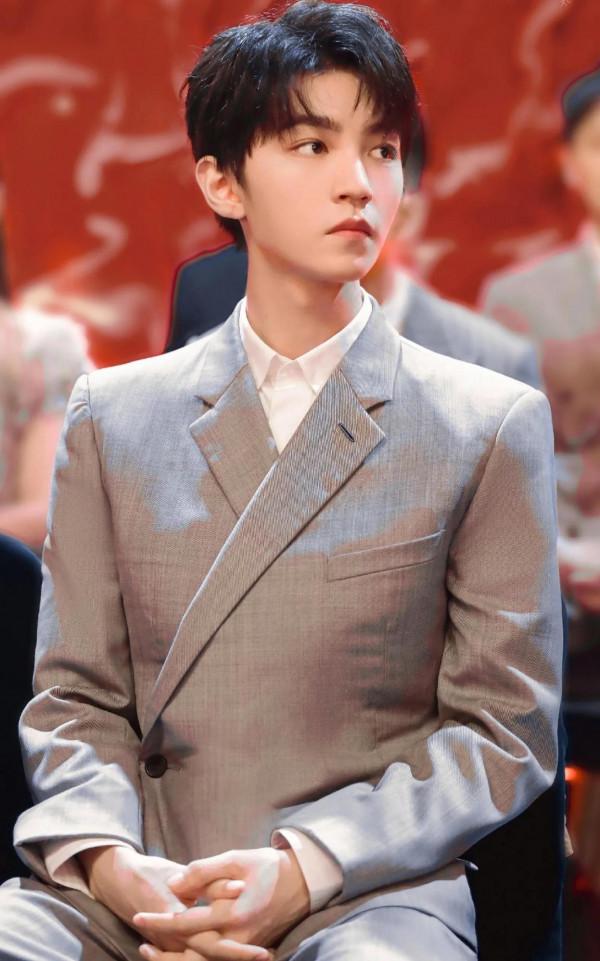 讓這幾位男明星告訴你們,男生穿起西裝來有多正 讓這幾位男明星告訴你們,男生穿起西裝來有多正