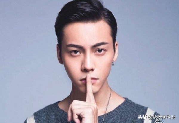 全紅嬋與陳偉霆交談,期間竟走錯路,難道是被陳偉霆的帥震到? 全紅嬋與陳偉霆交談,期間竟走錯路,難道是被陳偉霆的帥震到?