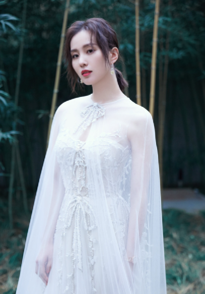 劉詩詩穿藍色太好看了！一襲藍色絲綢連衣裙，清新淡雅氣質非凡