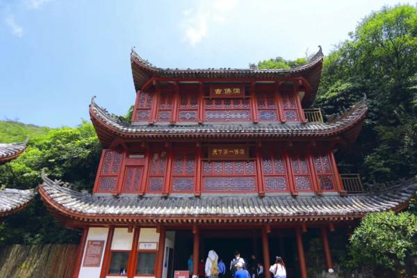 神奇!重慶深山發現一個巨洞,天上掉落一塊巨石,神似佛像 神奇!重慶深山發現一個巨洞,天上掉落一塊巨石,神似佛像