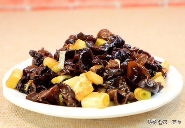 廚師長分享蔥爆木耳家常做法，學會這個烹飪技巧，比飯店的還鮮香