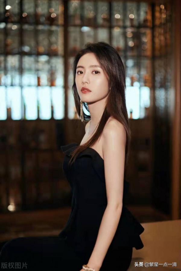 蔡文靜黑色荷葉邊抹胸上衣+西褲高跟鞋 精緻幹練