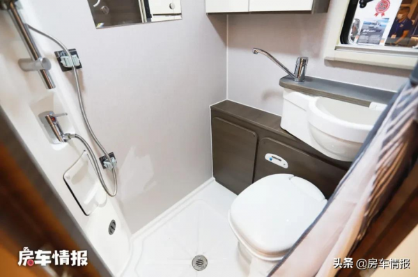 大空間的亞特房車,生活區面積達11平米,水電充沛全家旅行無憂 大空間的亞特房車,生活區面積達11平米,水電充沛全家旅行無憂