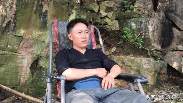 貴州80後小夥獨居懸崖13年，住石頭房靠放羊為生，卻年入十幾萬