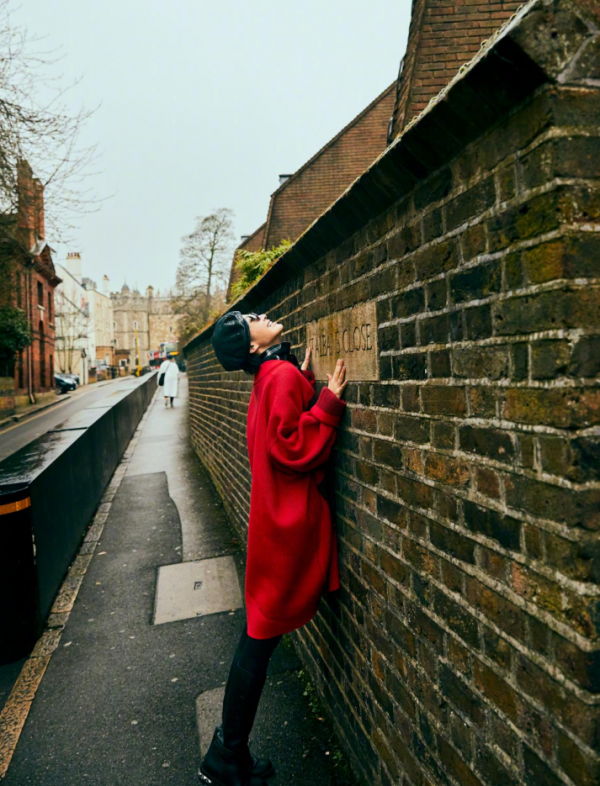 52歲許晴真年輕，穿紅大衣配長靴開心大笑，見識到了真正的氣質美